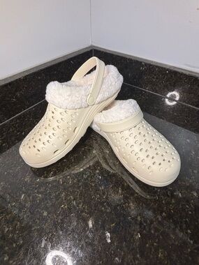 REVITALIGN NIB Cozy Cream Fleece-Lined Slip-On Clogs-10W
